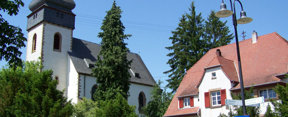 Kirche und Pfarrhaus von St. Alban